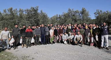 Edremit Belediye Başkanı Mehmet Ertaş, Zeytin Emekçileriyle Yeni Yıl Coşkusunu Paylaştı