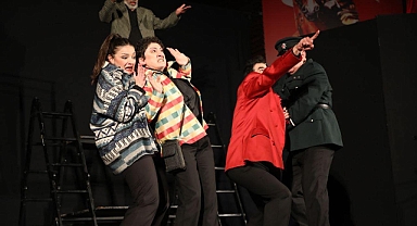 Edremit Belediyesi, Aziz Nesin’in Anısına “Memleketin Kısmeti” Tiyatro Oyununu Sahneledi