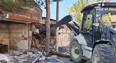 Edremit Belediyesi Hekimzade Mahallesi’nde Metruk Büfelerin Yıkımına Başladı