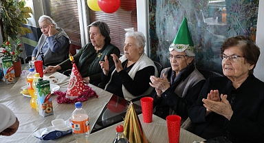 Edremit Belediyesi’nden Güre Yaşlı Bakım Evi’nde Anlamlı Yılbaşı Kutlaması