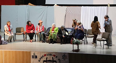 Hoşgelişler Ola Sanat Topluluğu, Edremit’te Tiyatro Oyunu Sergiledi