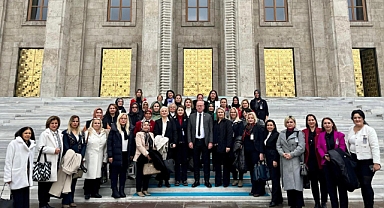 Kadın Muhtarlardan Anıtkabir Ziyareti: Türk Kadınına Seçme ve Seçilme Hakkının 90. Yılı Kutlandı