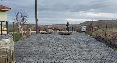 Kepsut Belediyesi’nden Kırsal Mahallelere Modern Yol Hizmeti: Parke Taş Döşeme Çalışmaları Hızla İlerliyor