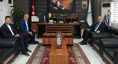 Marmara OSB Yönetim Kurulu Başkanı Menderes Akar ve Bölge Müdürü Hakan Sönmez, Bandırma Onyedi Eylül Üniversitesi Rektörü Prof. Dr. İsmail Boz’u Ziyaret Etti