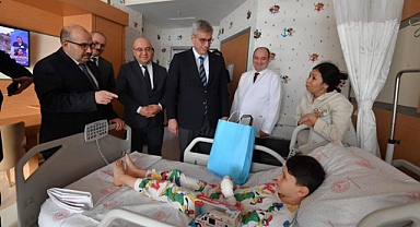 Sağlık Bakanı Prof. Dr. Kemal Memişoğlu ve Vali İsmail Ustaoğlu’ndan Balıkesir’de Yaralılara Ziyaret