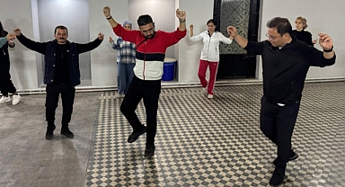 Sındırgı Belediye Başkanı Serkan Sak, Halk Oyunları Kursiyerlerini Ziyaret Etti