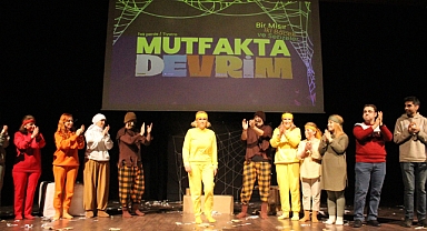 Susurluk Belediyesi Tiyatrosu’ndan Muhteşem Performans