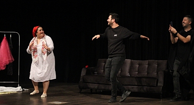 Susurluk’ta “İte Kaka” Tiyatro Oyunu ile İzleyicilerden Tam Not Aldı