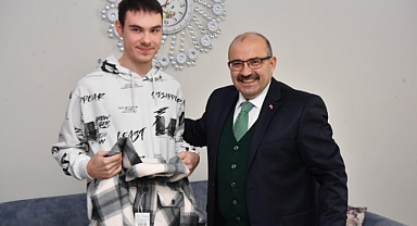 Vali İsmail Ustaoğlu, 3 Aralık Dünya Engelliler Günü Kapsamında Evren Akbulak ve Ailesini Ziyaret Etti