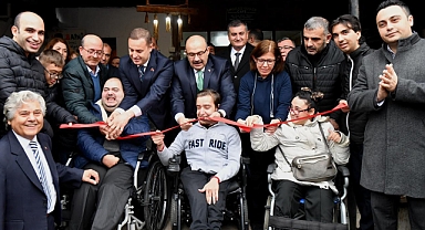 Vali İsmail Ustaoğlu, 3 Aralık Dünya Engelliler Günü’nde Türkiye Sakatlar Derneği Balıkesir Şubesi’ni Ziyaret Etti