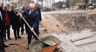 Vali İsmail Ustaoğlu, Altıeylül Mimar Sinan Mesleki ve Teknik Anadolu Lisesi’nin Prefabrik Okul Binası İnşaatında İncelemelerde Bulundu
