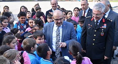 Vali İsmail Ustaoğlu, Karamanlar İlk/Ortaokulu’nda Öğrencilerle Buluştu