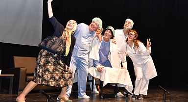 Altıeylül Belediyesi Tiyatro Günleri Kahkahayla Devam Ediyor