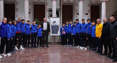 Armutçukspor’un Minik Yıldızları Ayvalık Belediye Başkanı Mesut Ergin’i Ziyaret Etti