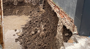 Balıkesir Altıeylül’de Temel Kazı Çalışmasında Göçük: Oto Yıkama İşyeri Zarar Gördü