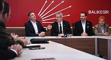Balıkesir Büyükşehir Belediye Başkanı Ahmet Akın, CHP Balıkesir İl Başkanlığı’nı Ziyaret Etti