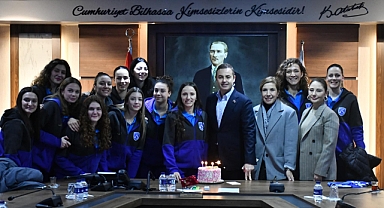 Balıkesir Büyükşehir Belediyespor Kadın Voleybol Takımı’ndan Başkan Ahmet Akın’a Anlamlı Ziyaret