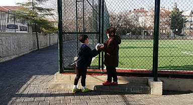 Balıkesir'de Çocukların Futbol Oynama Sevinci Kilitli Kapılarla Engelleniyor