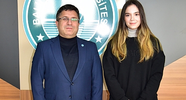 Balıkesir Üniversitesi Öğrencisi Meltem Keser, Türkiye Münazara Ligi Yarışmasında Büyük Başarı Elde Etti