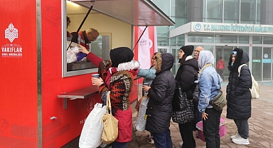Balıkesir Vakıflar Bölge Müdürlüğü’nden Anlamlı Etkinlik: Balıkesir Üniversitesi Hastanesi’nde Sıcak Çorba İkramı