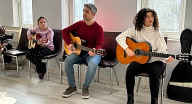 Bandırma Belediyesi'nin Gitar ve Bağlama Kurslarıyla Hafta Sonlarına Müzik Dokunuşu