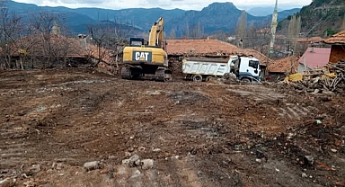 Bigadiç Belediyesi, Yukarıçamlı Mahallesi’nde Yangın Sonrası Moloz Temizliğini Tamamladı