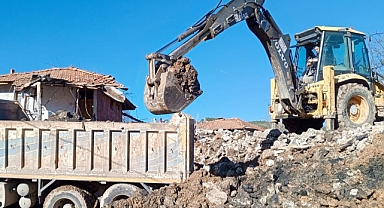 Bigadiç Belediyesi, Yukarıçamlı Mahallesi'nde Yangın Sonrası Moloz Temizliğini Tamamlıyor