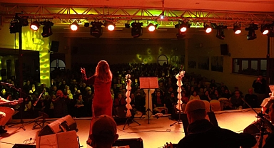 Burhaniye’de Nostalji Rüzgarı: Neva Müzik Topluluğu’ndan Unutulmaz Gece