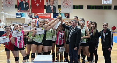 Burhaniye’de Voleybol Coşkusu: Midi ve Yıldız Kızlar Turnuvası Sona Erdi