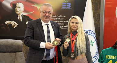 Edremit Belediye Başkanı Mehmet Ertaş’tan Dünya Şampiyonu Yoga Eğitmeni Sema Gümüş’e Tebrik