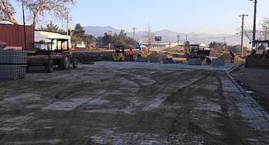 Edremit Belediyesi, Dallas Mevkii’nde Yol Yapım ve Düzenleme Çalışmalarını Sürdürüyor