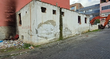 Edremit Belediyesi, Darsofa Mahallesi'nde Metruk Bina İçin Yıkım İşlemi Gerçekleştirdi