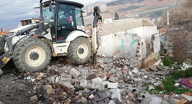 Edremit Belediyesi, İbrahimce Mahallesi'nde Metruk Binaların Yıkımını Gerçekleştiriyor
