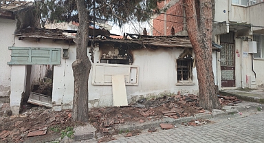 Edremit Belediyesi, İbrahimce Mahallesi’ndeki Yanmış Metruk Binanın Yıkımını Gerçekleştirdi