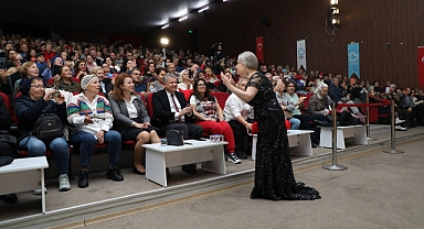 Edremit'te Türk Sanat Müziği Gecesi: Ayşe Taş ve Edremit TSM Korosu Kulakların Pasını Sildi