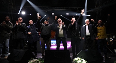 Edremit’te Yeni Yıl Coşkusu: Başkan Mehmet Ertaş’tan Teşekkür Mesajı