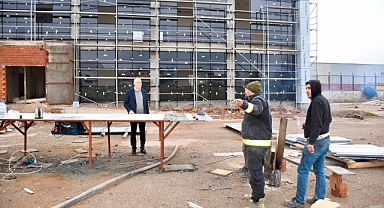 İl Müdürü Adem Özalp, Bandırma Gençlik Merkezi ve Yüzme Havuzu İnşaatında İncelemelerde Bulundu