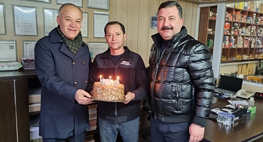 MHP Balıkesir Teşkilatından Esnafa Ziyaret ve Doğum Günü Kutlaması