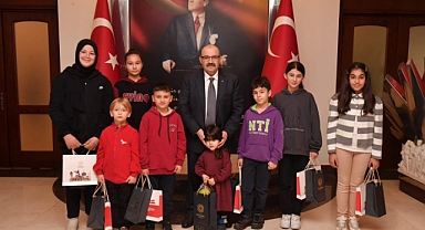“Şehrime ve Kültürüme Sahip Çıkıyorum” Projesinde Dereceye Giren Öğrenciler Ödüllerini Vali İsmail Ustaoğlu’ndan Aldı
