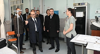 Vali İsmail Ustaoğlu, Edremit Devlet Hastanesi Acil Servis Bölümü’nde İncelemelerde Bulundu