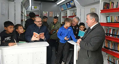 Vali İsmail Ustaoğlu, Gezici Kütüphane Projesi Kapsamında Kütüphaneyi Ziyaret Etti