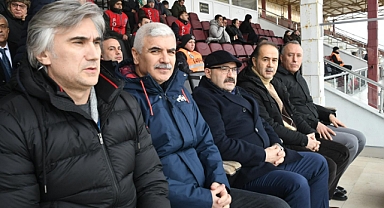Vali İsmail Ustaoğlu, Teksüt Bandırmaspor - Emre Gökdemir İnşaat Ankara Keçiörengücü Maçını Tribünden İzledi