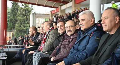 Vali İsmail Ustaoğlu ve Başkan Ahmet Akın, Balıkesirspor - Uşakspor Maçını Tribünden İzledi
