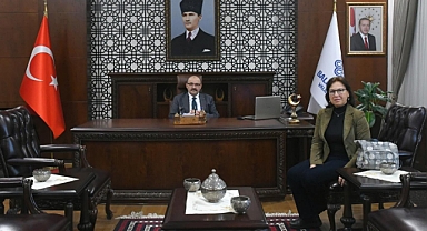 Ayvalık Zeytin Çekirdekleri Derneği Başkanı Gül Gürsoy'dan Vali İsmail Ustaoğlu'na Ziyaret