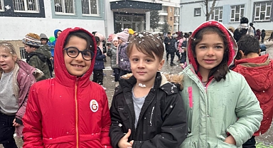 Balıkesir’de Kar Sevinci: Kadriye Kemal İlkokulu Öğrencileri Doyasıya Eğlendi