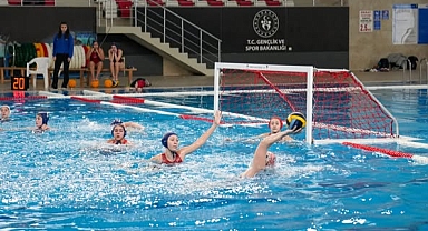 Balıkesir’de Olimpik Yüzme Havuzu’nda Sutopu Kadınlar 1. Lig Altın Grup 1. Devre Müsabakaları Başladı