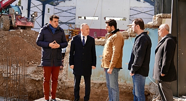 Balıkesir Gençlik ve Spor İl Müdürü Adem Özalp ve Gömeç Kaymakamı Atak, Gömeç Spor Salonu'ndaki Çalışmaları İnceledi