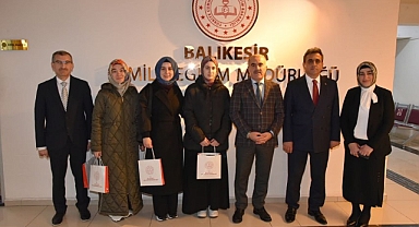 Balıkesir Gönenli Öğrenci Zeynep Balaban, Kur'an-ı Kerim Okuma Yarışmasında Bölge Birincisi Oldu