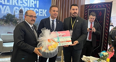 Balıkesir Valisi İsmail Ustaoğlu, EMITT 2025 Fuarı'nda Sındırgı Standını Ziyaret Etti