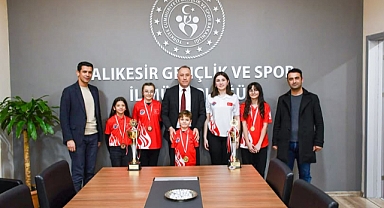 Başarılı Satranç Sporcuları Balıkesir Gençlik ve Spor İl Müdürü Adem Özalp’i Ziyaret Etti